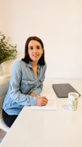 Nutricionista digestiva online realizando una consulta personalizada desde videollamada. Nutricionista digestiva online realizando una consulta personalizada desde videollamada.